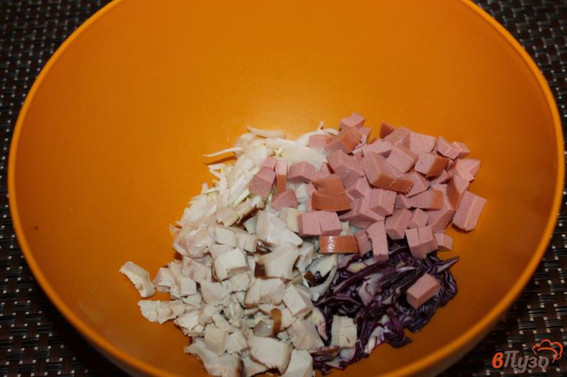 Фото приготовление рецепта: Салат из капусты с куриной грудкой, вареной колбасой и огурцом шаг №3
