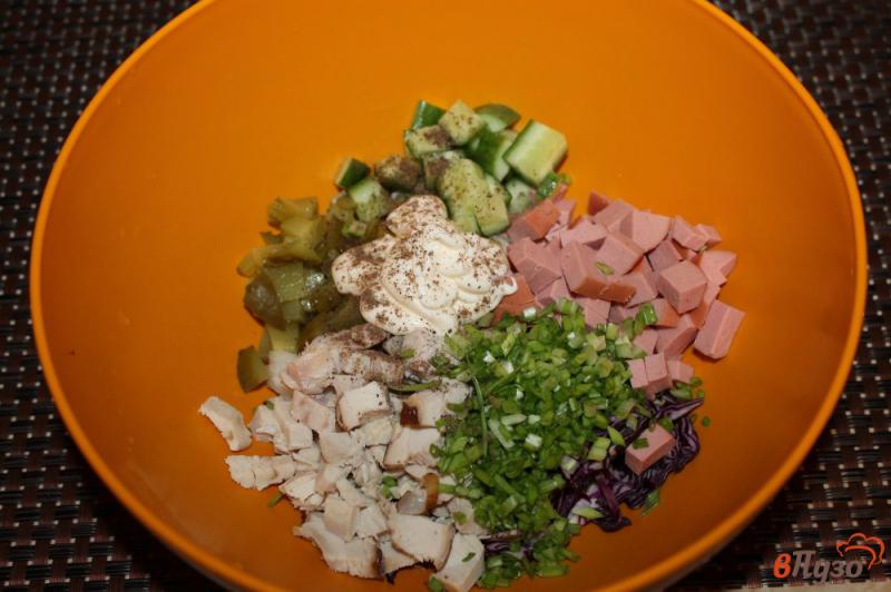 Фото приготовление рецепта: Салат из капусты с куриной грудкой, вареной колбасой и огурцом шаг №5