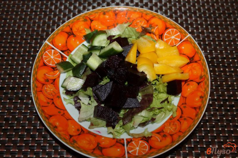 Фото приготовление рецепта: Микс салат со свеклой, свежими овощами и салатной моцареллой шаг №3