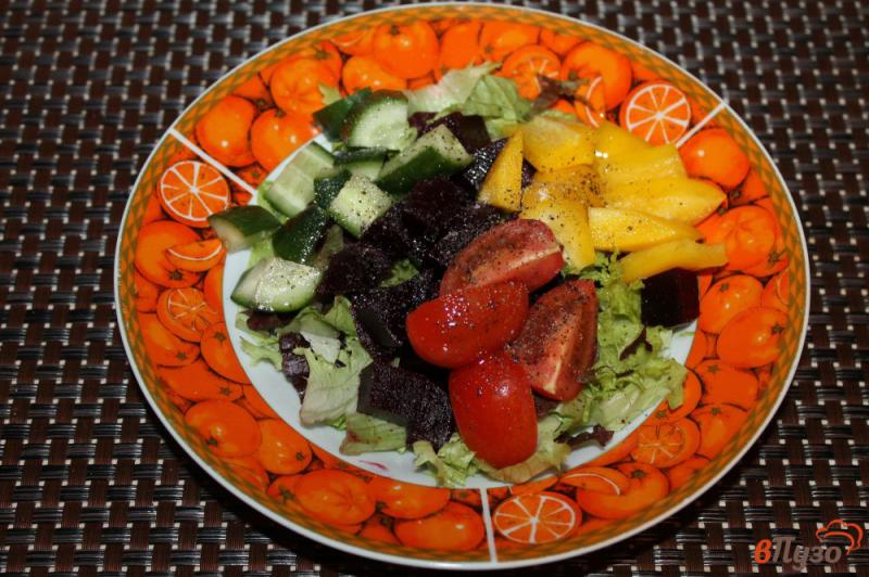 Фото приготовление рецепта: Микс салат со свеклой, свежими овощами и салатной моцареллой шаг №4