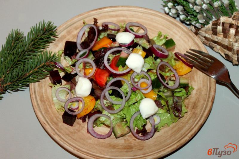 Фото приготовление рецепта: Микс салат со свеклой, свежими овощами и салатной моцареллой шаг №6