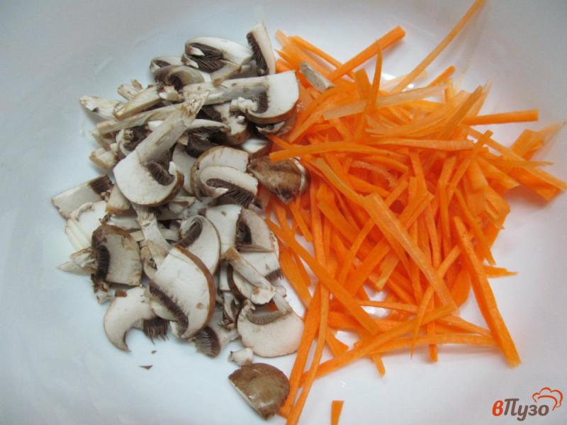 Фото приготовление рецепта: Острый салат из моркови с грибами и огурцом шаг №1