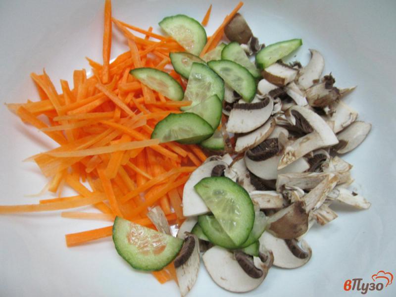 Фото приготовление рецепта: Острый салат из моркови с грибами и огурцом шаг №2