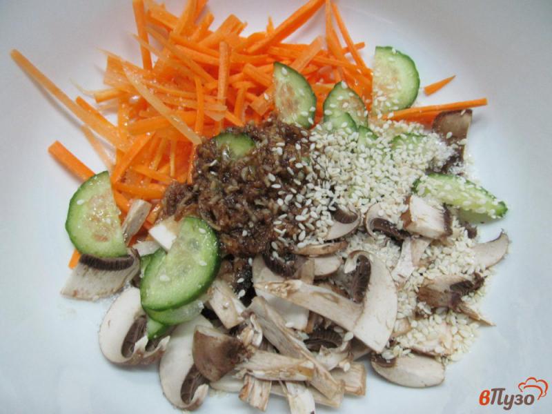 Фото приготовление рецепта: Острый салат из моркови с грибами и огурцом шаг №4