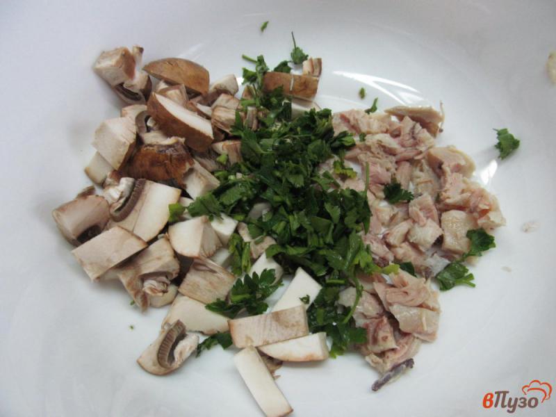 Фото приготовление рецепта: Салат из курицы грибов и яблока шаг №1