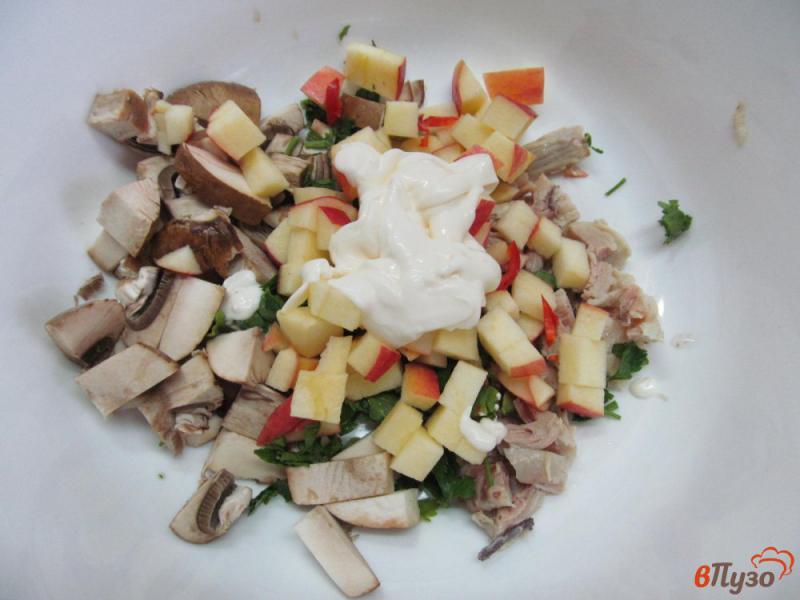 Фото приготовление рецепта: Салат из курицы грибов и яблока шаг №3
