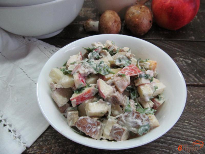 Фото приготовление рецепта: Салат из курицы грибов и яблока шаг №4