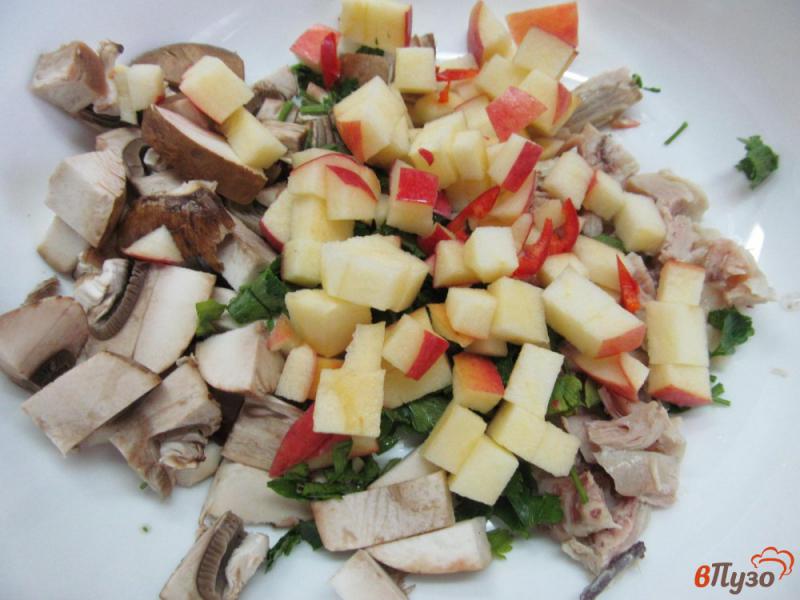 Фото приготовление рецепта: Салат из курицы грибов и яблока шаг №2
