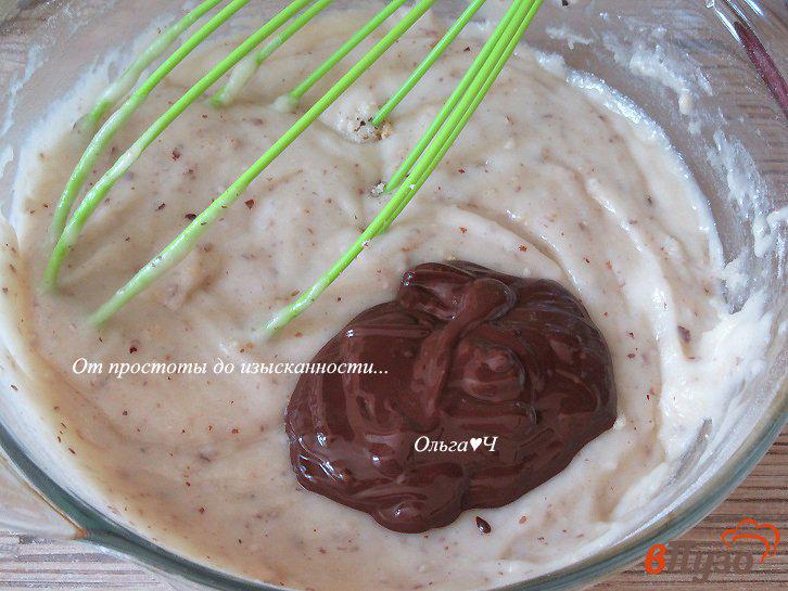 Фото приготовление рецепта: Шоколадный пирог со сливами шаг №3