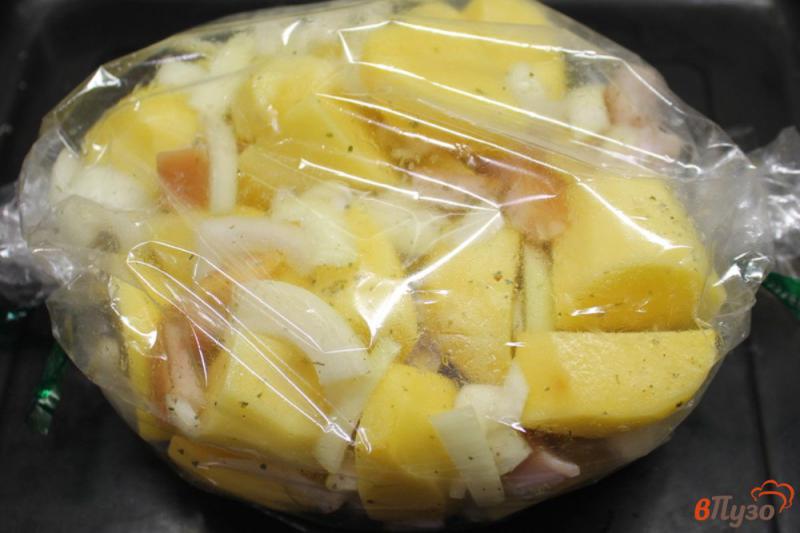 Фото приготовление рецепта: Картофель с салом запеченый в рукаве шаг №5