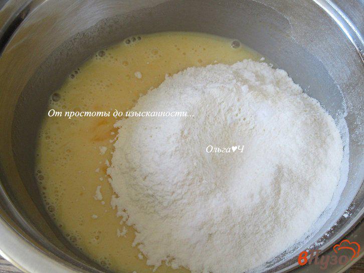 Фото приготовление рецепта: Пирог на сгущенке с нектарином шаг №2