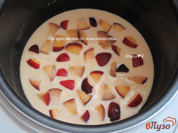 Фото приготовление рецепта: Пирог на сгущенке с нектарином шаг №3