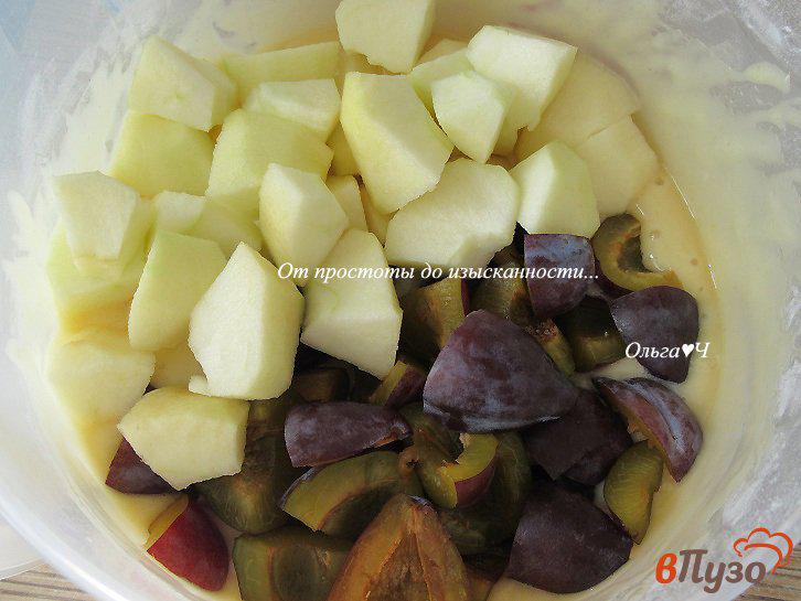 Фото приготовление рецепта: Шарлотка со сливами и яблоками шаг №3