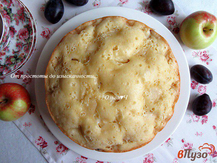 Фото приготовление рецепта: Шарлотка со сливами и яблоками шаг №5