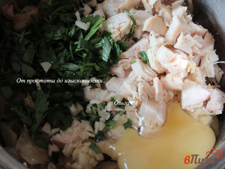 Фото приготовление рецепта: Заливной пирог с капустой и курицей шаг №3