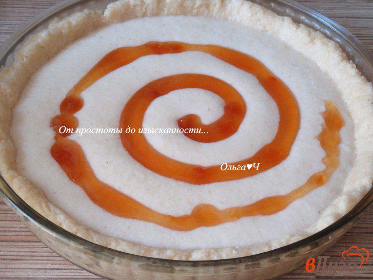 Фото приготовление рецепта: Творожный пирог с абрикосовым джемом шаг №7