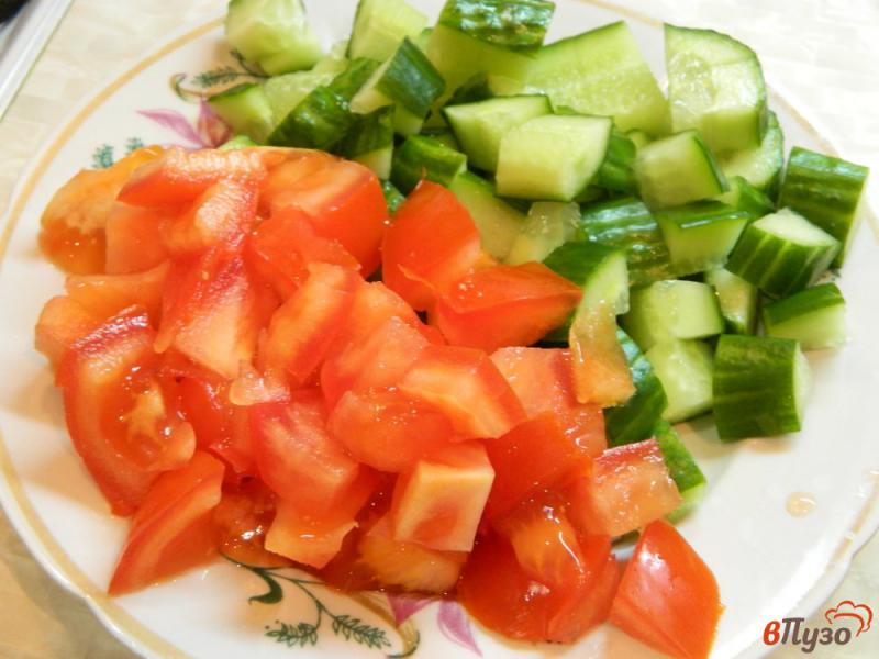 Фото приготовление рецепта: Салат из овощей с фетой и маслинами шаг №2