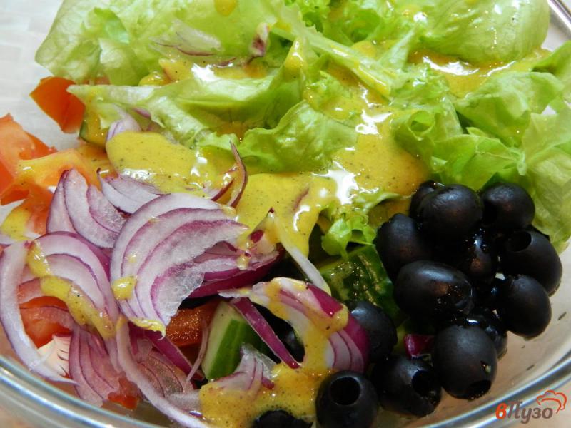 Фото приготовление рецепта: Салат из овощей с фетой и маслинами шаг №5