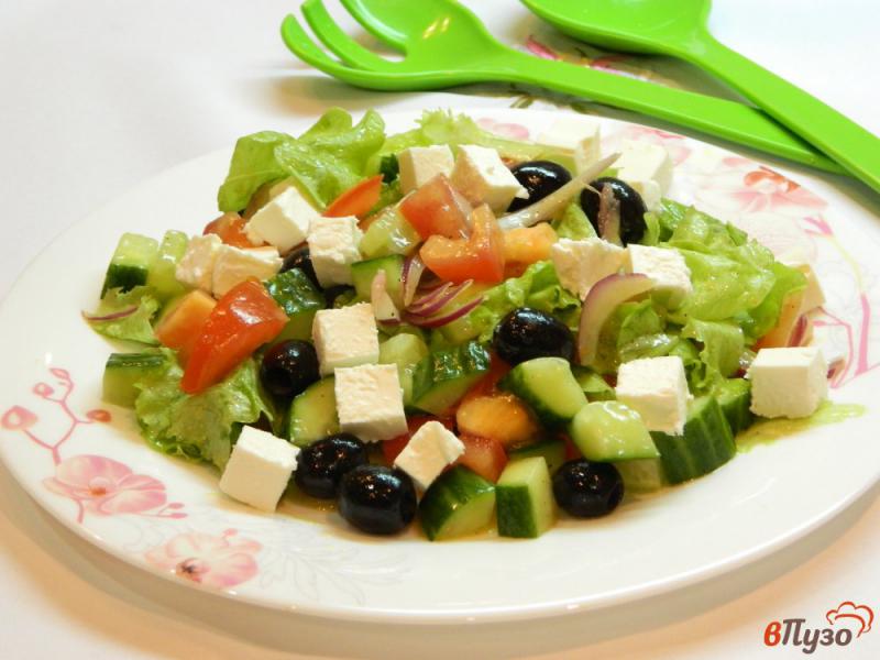 Фото приготовление рецепта: Салат из овощей с фетой и маслинами шаг №6