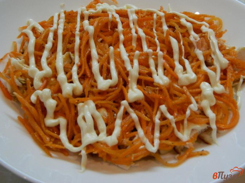 Фото приготовление рецепта: Слоеный салат с корейской морковью шаг №6