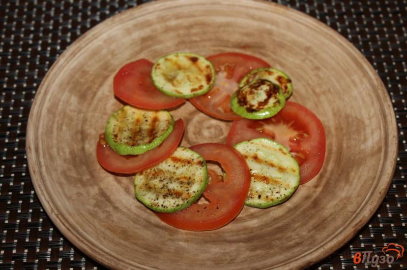 Фото приготовление рецепта: Закуска из помидора и кабачка под соусом из вяленых томатов шаг №3