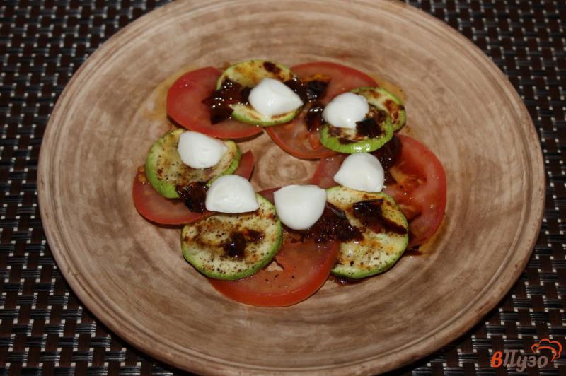 Фото приготовление рецепта: Закуска из помидора и кабачка под соусом из вяленых томатов шаг №5
