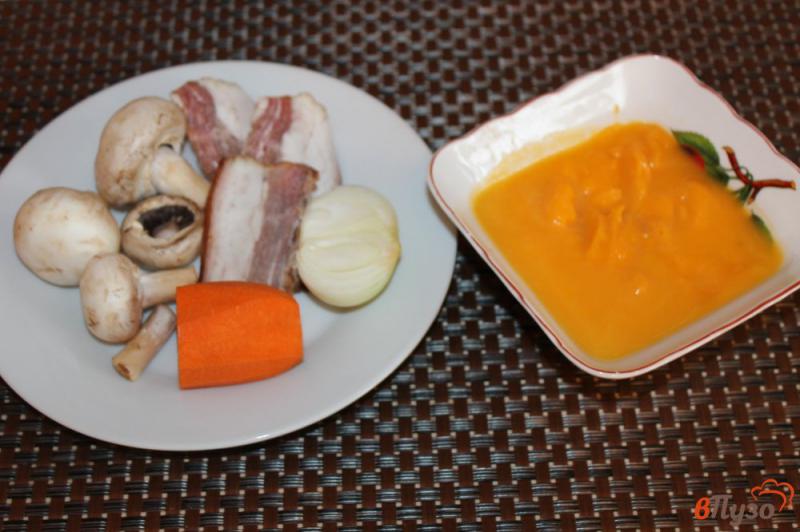 Фото приготовление рецепта: Крем - суп из шампиньонов, овощей и тыквы с копченым беконом шаг №1