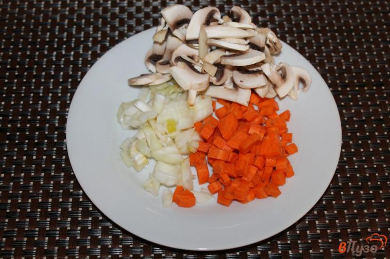 Фото приготовление рецепта: Крем - суп из шампиньонов, овощей и тыквы с копченым беконом шаг №2