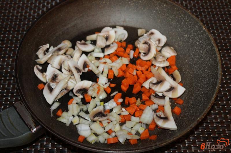 Фото приготовление рецепта: Крем - суп из шампиньонов, овощей и тыквы с копченым беконом шаг №3
