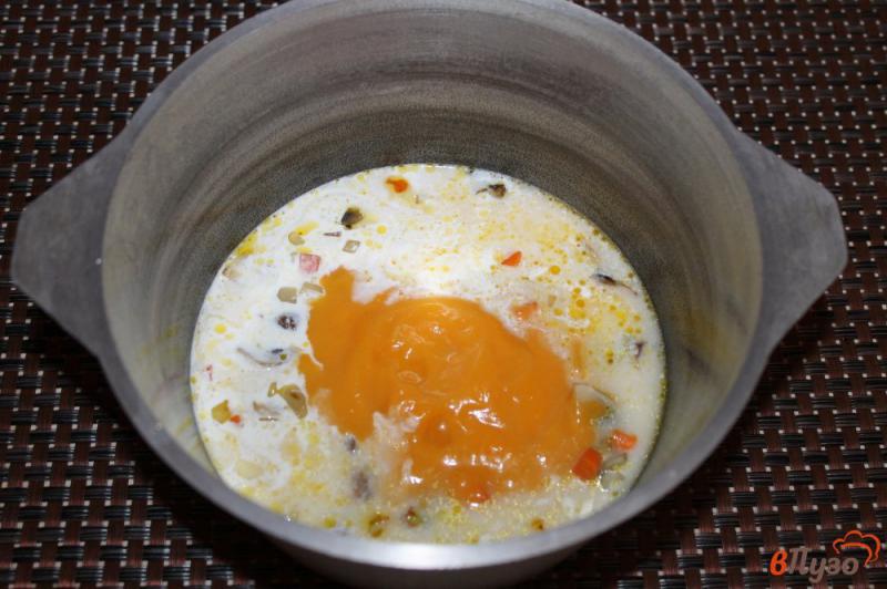 Фото приготовление рецепта: Крем - суп из шампиньонов, овощей и тыквы с копченым беконом шаг №4