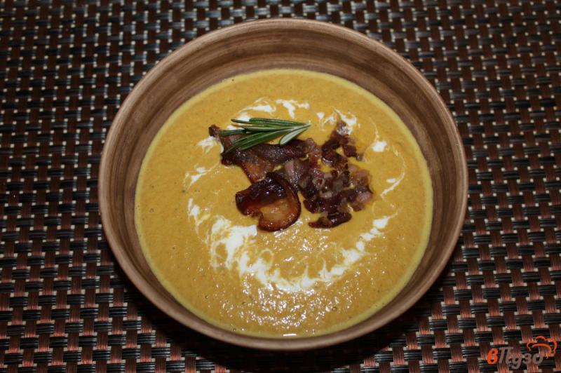 Фото приготовление рецепта: Крем - суп из шампиньонов, овощей и тыквы с копченым беконом шаг №6