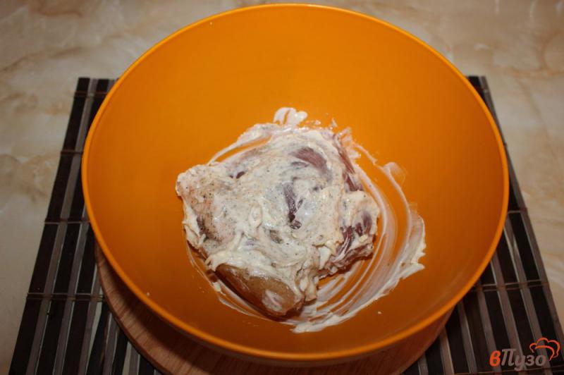 Фото приготовление рецепта: Свиная подчеревина запеченная с чесноком и майонезом в духовке шаг №4