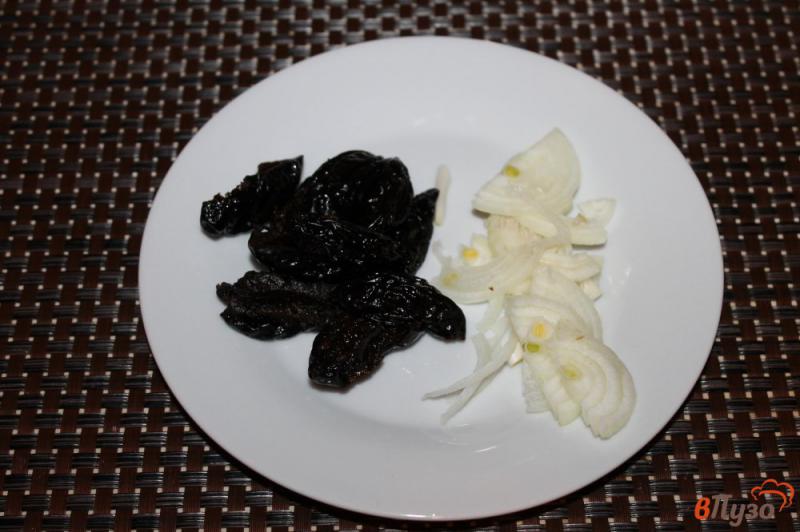 Фото приготовление рецепта: Телятина с черносливом и луком тушеная в вине шаг №3