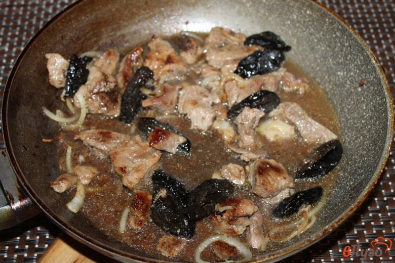 Фото приготовление рецепта: Телятина с черносливом и луком тушеная в вине шаг №5