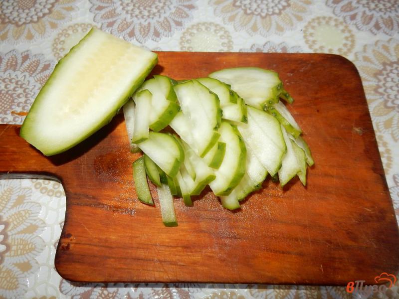 Фото приготовление рецепта: Салат с крабовыми палочками шаг №3