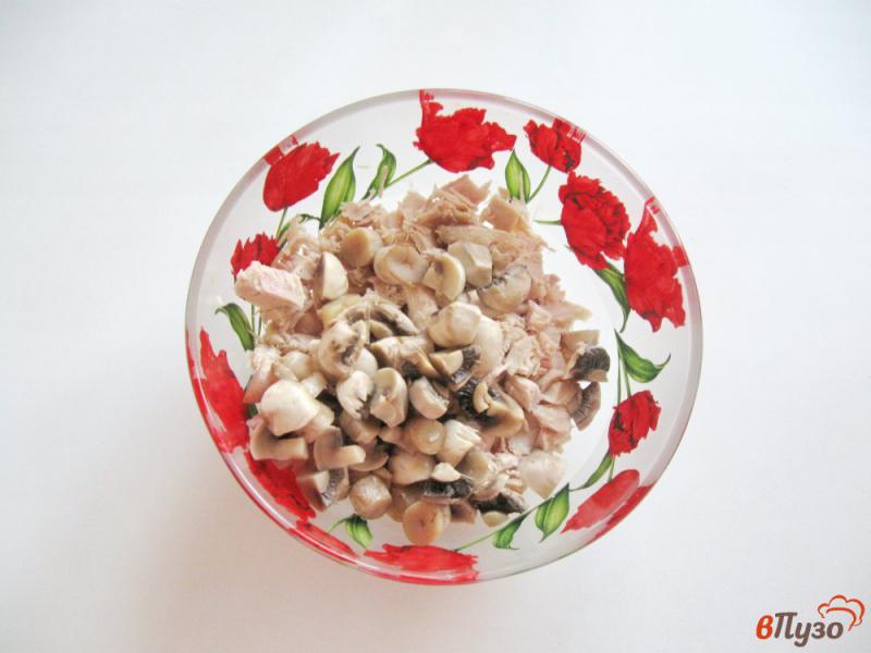 Фото приготовление рецепта: Салат из отварной индейки с грибами шаг №2