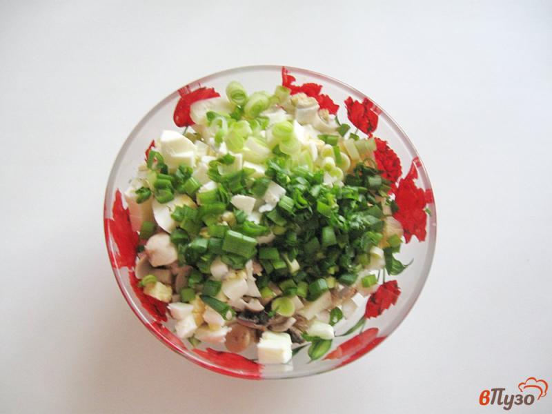 Фото приготовление рецепта: Салат из отварной индейки с грибами шаг №4