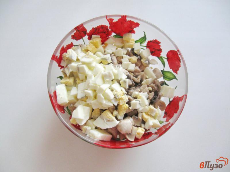 Фото приготовление рецепта: Салат из отварной индейки с грибами шаг №3