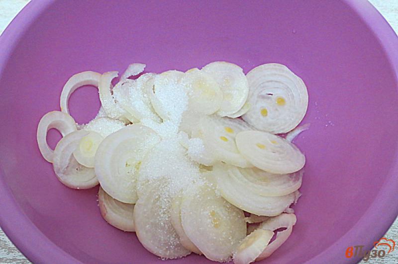 Фото приготовление рецепта: Сельдь под сметанным соусом и луком шаг №2