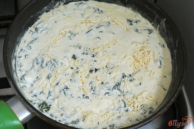 Фото приготовление рецепта: Соус со шпинатом, моцареллой и сливками шаг №8