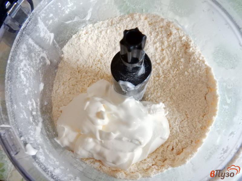 Фото приготовление рецепта: Луково-сырный пирог шаг №3