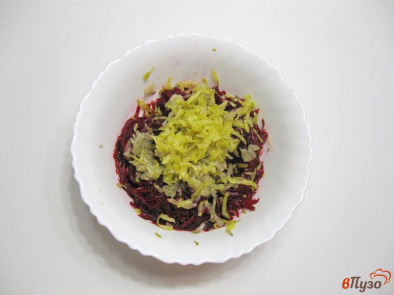 Фото приготовление рецепта: Свекольный салат с зеленым горошком шаг №2