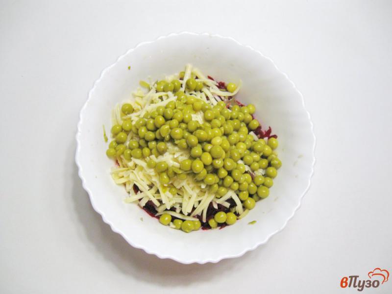 Фото приготовление рецепта: Свекольный салат с зеленым горошком шаг №4