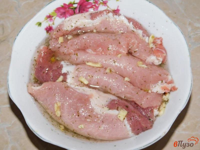 Фото приготовление рецепта: Жареная свинина с чесноком шаг №3