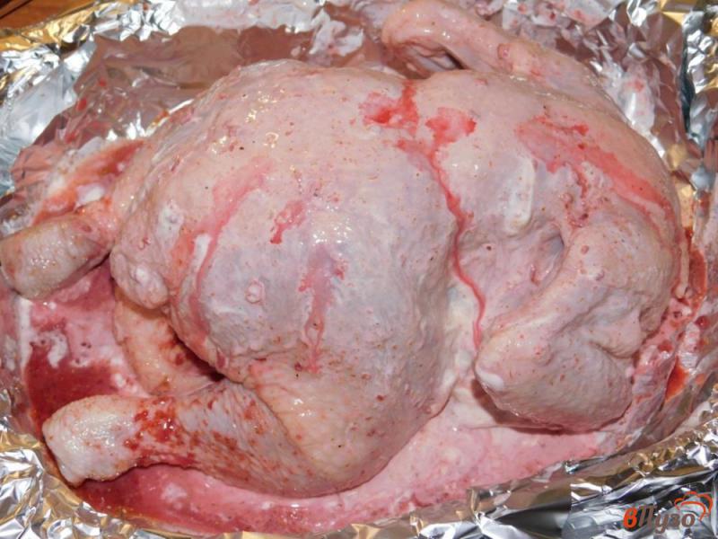 Фото приготовление рецепта: Курица, запеченная в сметанно-вишневом соусе шаг №3