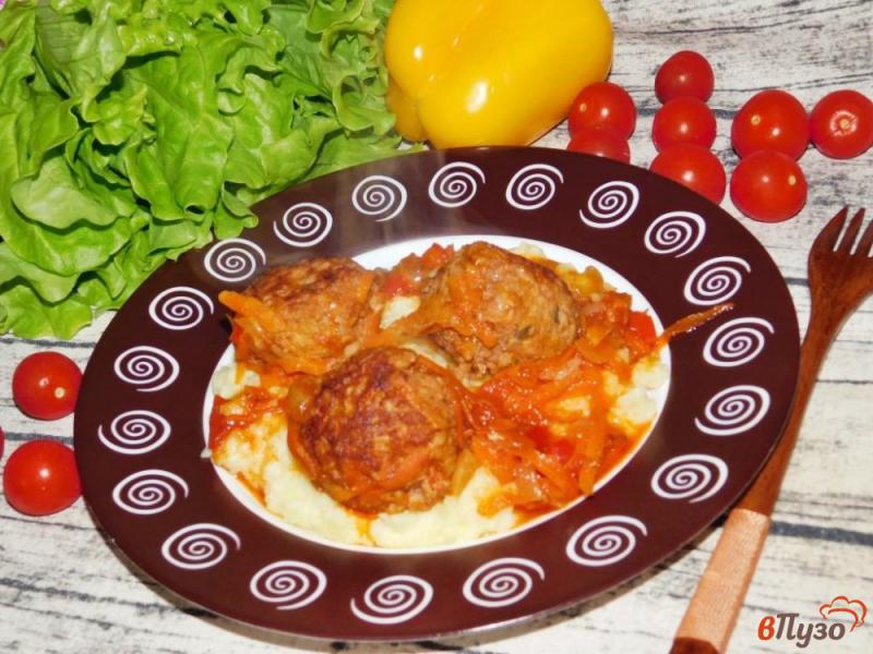 Фото приготовление рецепта: Тефтели с овощами в томатном соусе шаг №8