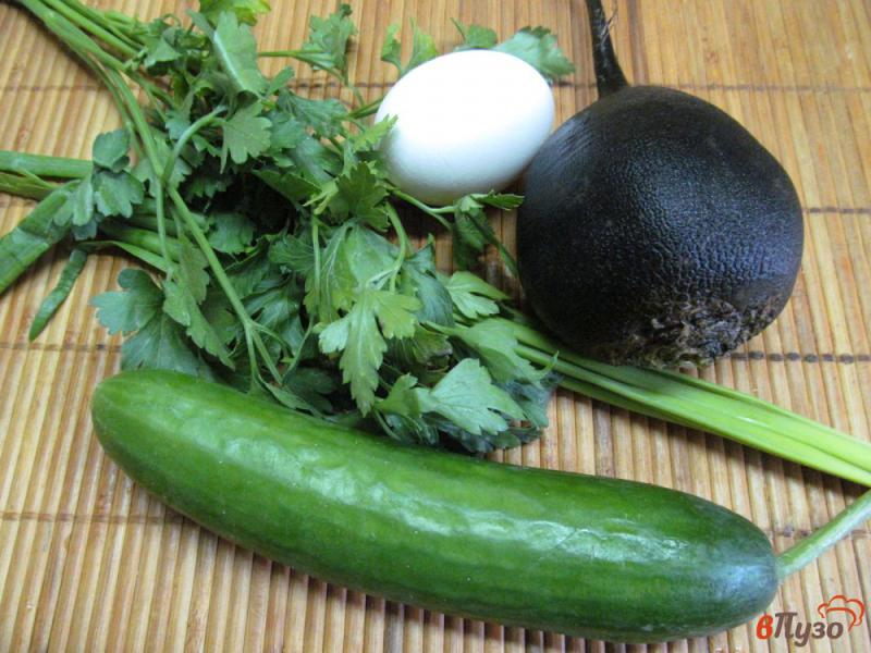 Фото приготовление рецепта: Салат из редьки с яйцом и огурцом шаг №1