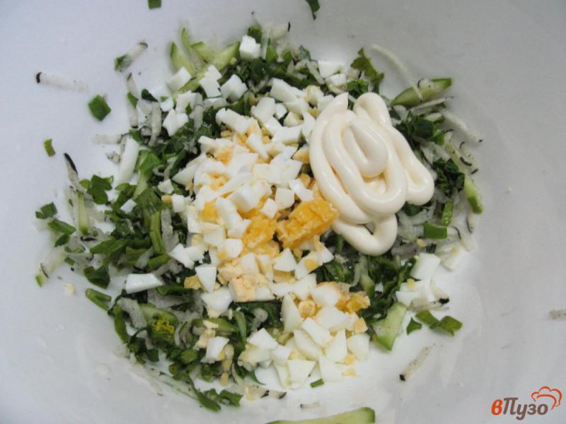Фото приготовление рецепта: Салат из редьки с яйцом и огурцом шаг №4