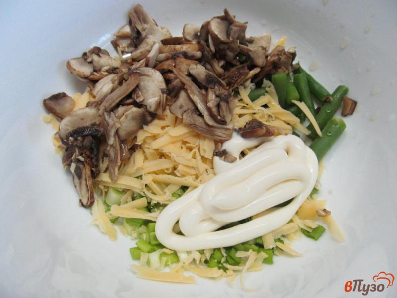 Фото приготовление рецепта: Салат из курицы с маринованными грибами и фасолью шаг №4
