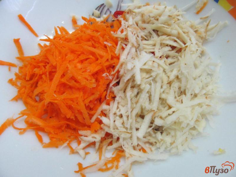 Фото приготовление рецепта: Салат из капусты со свеклой морковью и пастернаком шаг №2